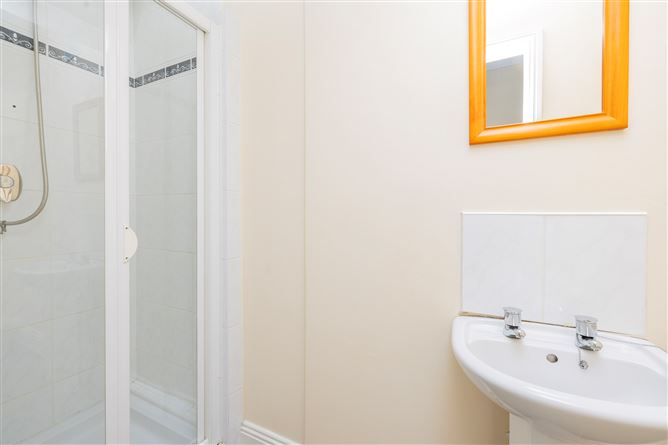 https://photos-a.propertyimages.ie/media/6/4/6/4996646/c9b38c96-f432-40bb-ac6d-ba415954f78e_l.jpg