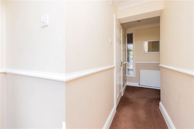 https://photos-a.propertyimages.ie/media/6/4/6/4996646/c9b38c96-f432-40bb-ac6d-ba415954f78e_l.jpg