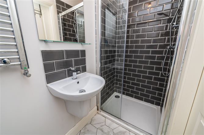https://photos-a.propertyimages.ie/media/6/4/7/5002746/8492e0ad-4418-41fb-ac00-92afa4ad2269_l.jpg