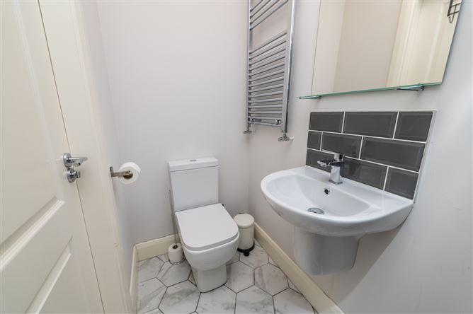 https://photos-a.propertyimages.ie/media/6/4/7/5002746/8492e0ad-4418-41fb-ac00-92afa4ad2269_l.jpg