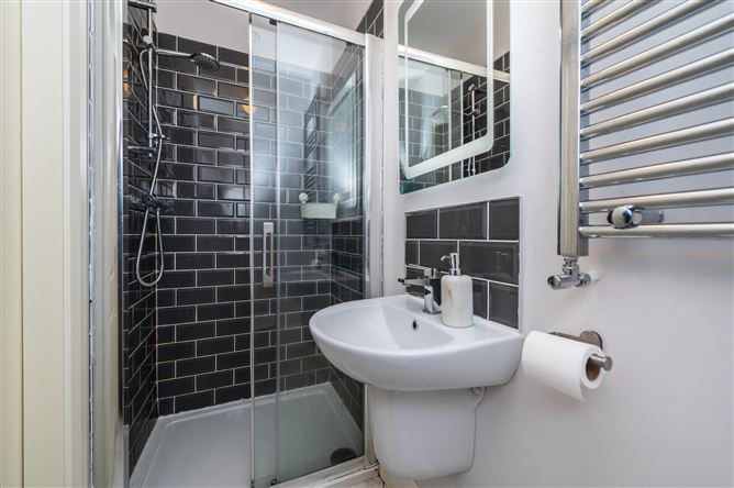 https://photos-a.propertyimages.ie/media/6/4/7/5002746/8492e0ad-4418-41fb-ac00-92afa4ad2269_l.jpg