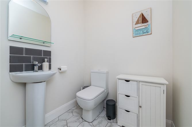 https://photos-a.propertyimages.ie/media/6/4/7/5002746/8492e0ad-4418-41fb-ac00-92afa4ad2269_l.jpg