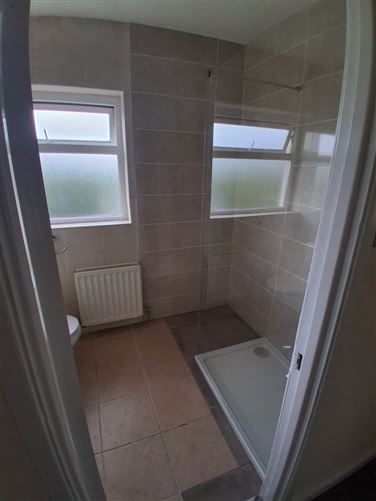 https://photos-a.propertyimages.ie/media/6/4/7/5004746/b7de9f2e-c9d9-4e51-82e9-71c1330bbb70_l.jpg
