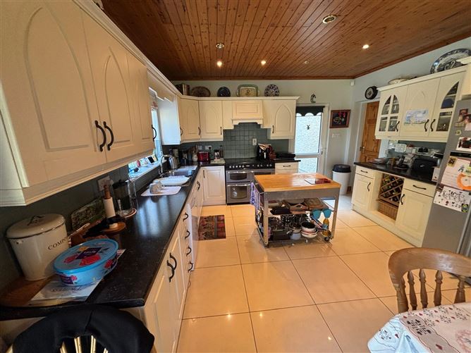 https://photos-a.propertyimages.ie/media/6/5/2/4947256/d330bd19-96fe-4182-b06c-edfc0a9003f0_l.jpg