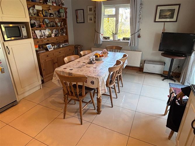 https://photos-a.propertyimages.ie/media/6/5/2/4947256/d330bd19-96fe-4182-b06c-edfc0a9003f0_l.jpg