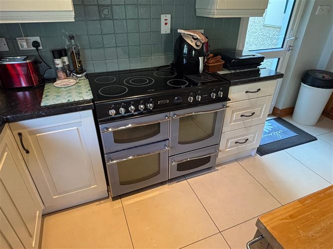 https://photos-a.propertyimages.ie/media/6/5/2/4947256/d330bd19-96fe-4182-b06c-edfc0a9003f0_l.jpg