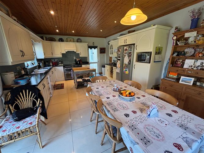 https://photos-a.propertyimages.ie/media/6/5/2/4947256/d330bd19-96fe-4182-b06c-edfc0a9003f0_l.jpg