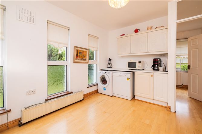 https://photos-a.propertyimages.ie/media/6/5/6/4886656/8d4b9002-34a0-468f-b531-065935461cd8_l.jpg