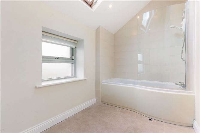 https://photos-a.propertyimages.ie/media/6/5/6/4913656/90a592cd-1353-46fa-aa31-2c8eebd51dd0_l.jpg