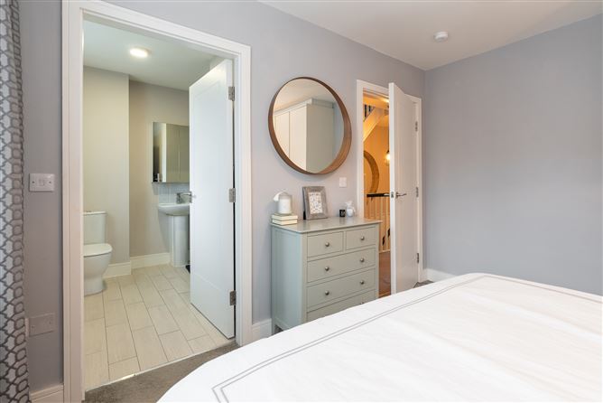 8 Larkfield Walk, Clay Farm, Leopardstown, Dublin 18