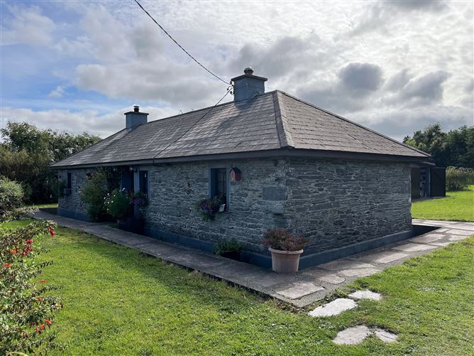Main image for Ref 1029 - An Tintean Geal, Jane Street, Knightstown, Valentia Island, Kerry