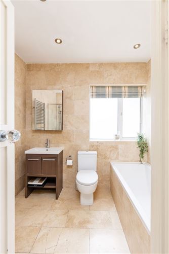 https://photos-a.propertyimages.ie/media/6/6/0/4990066/6e564496-9220-479b-8409-9ac9d608c9f4_l.jpg