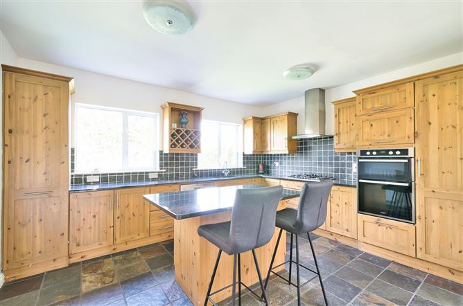 https://photos-a.propertyimages.ie/media/6/6/1/4943166/24e6011f-f62f-402f-b1c1-1929135d2529_l.jpg