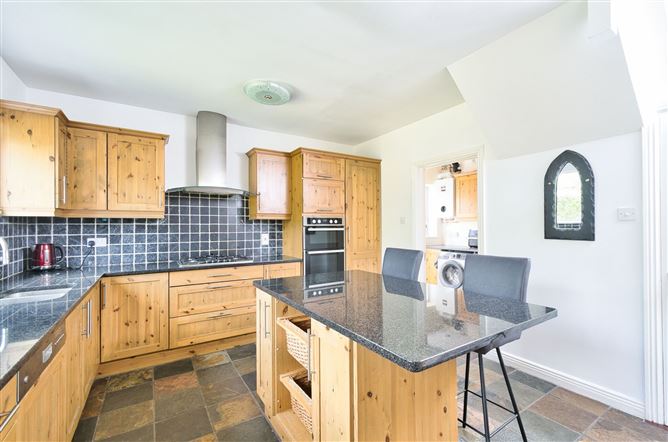 https://photos-a.propertyimages.ie/media/6/6/1/4943166/24e6011f-f62f-402f-b1c1-1929135d2529_l.jpg