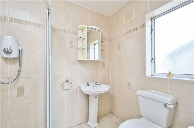 https://photos-a.propertyimages.ie/media/6/6/1/4943166/24e6011f-f62f-402f-b1c1-1929135d2529_l.jpg