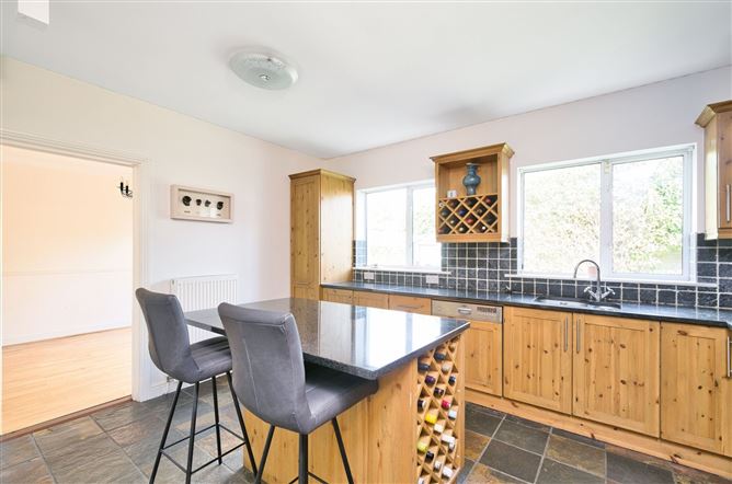https://photos-a.propertyimages.ie/media/6/6/1/4943166/24e6011f-f62f-402f-b1c1-1929135d2529_l.jpg