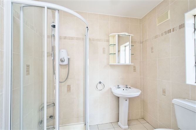 https://photos-a.propertyimages.ie/media/6/6/1/4943166/24e6011f-f62f-402f-b1c1-1929135d2529_l.jpg