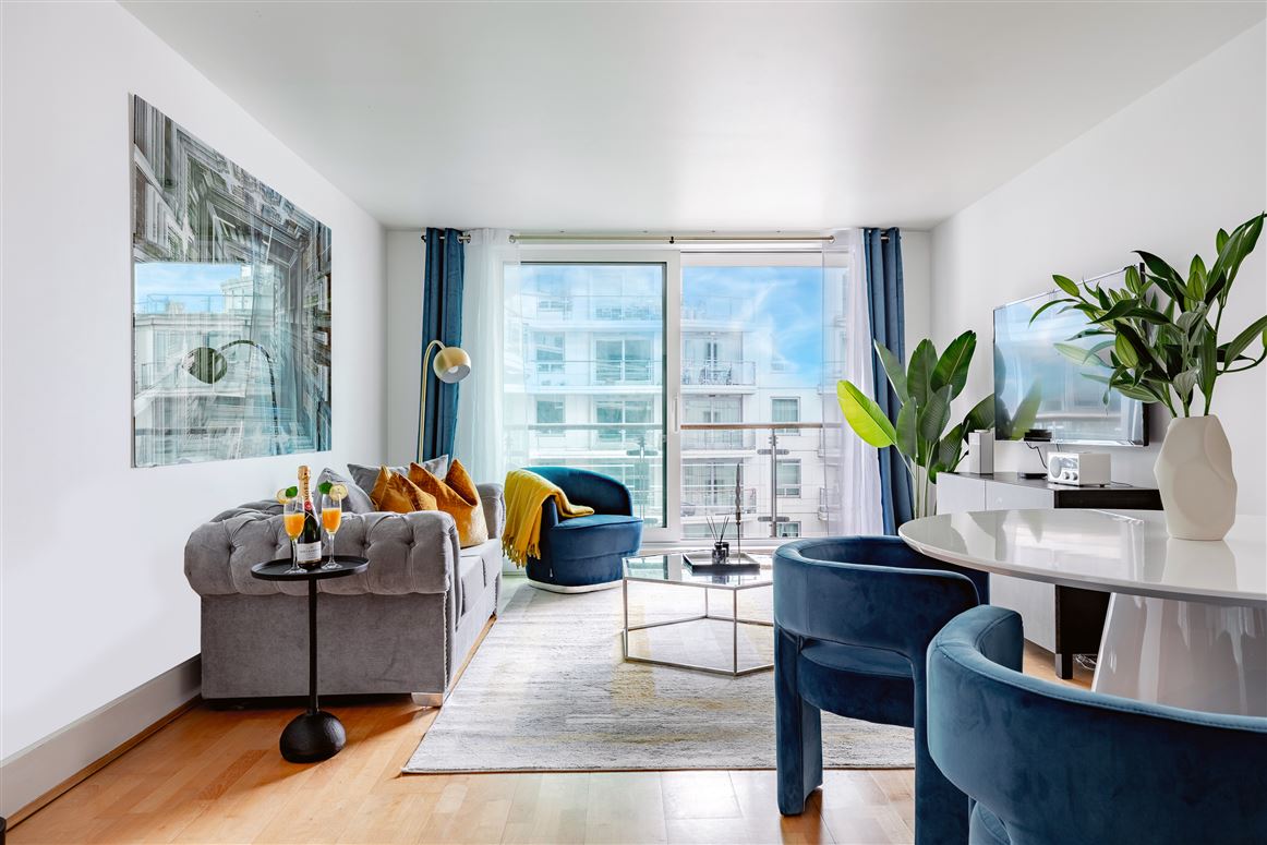 Waterside Modern,London,Greater London,United Kingdom