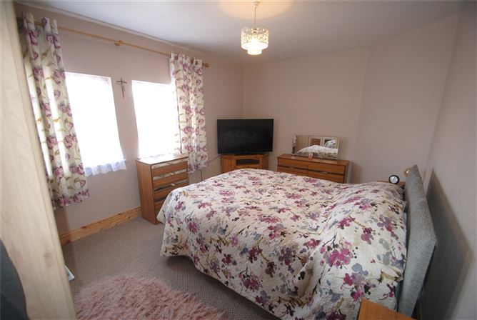 6 Kennedy Park, Roscrea, Co. Tipperary
