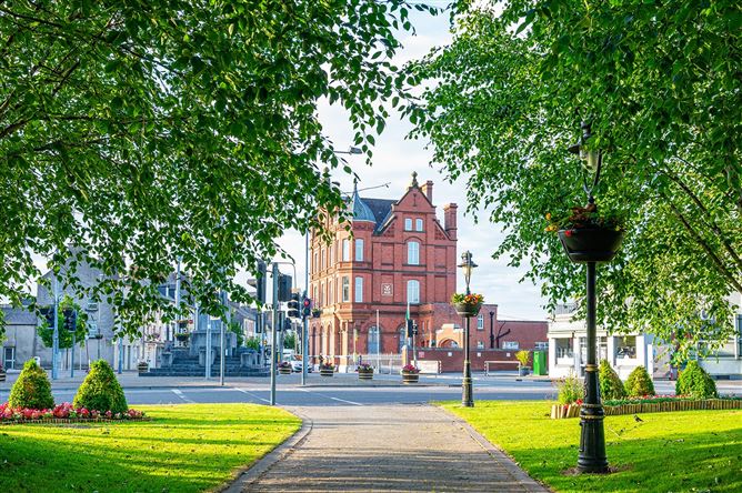 https://photos-a.propertyimages.ie/media/6/6/6/4886666/aef6fc9e-4530-480a-94df-a4a281f73e4e_l.png
