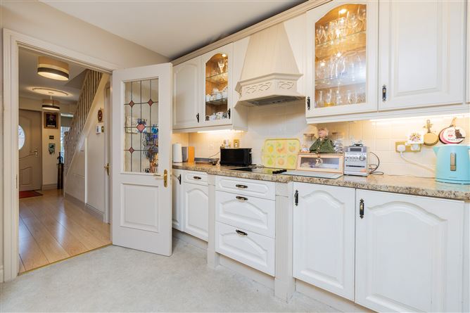 https://photos-a.propertyimages.ie/media/6/7/0/4982076/37b1f955-2c86-4172-a119-f3ead3c9f597_l.jpg
