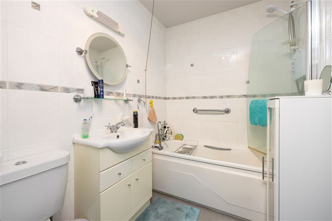 https://photos-a.propertyimages.ie/media/6/7/0/4982076/37b1f955-2c86-4172-a119-f3ead3c9f597_l.jpg