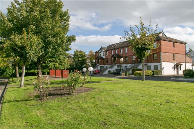 17 White Oaks, Roebuck Road, Clonskeagh, Dublin 14