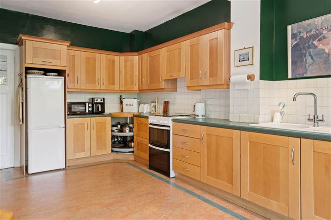 https://photos-a.propertyimages.ie/media/6/7/5/4999576/9cd550d1-60cc-43fb-9576-4cecf39d5e2f_l.jpg