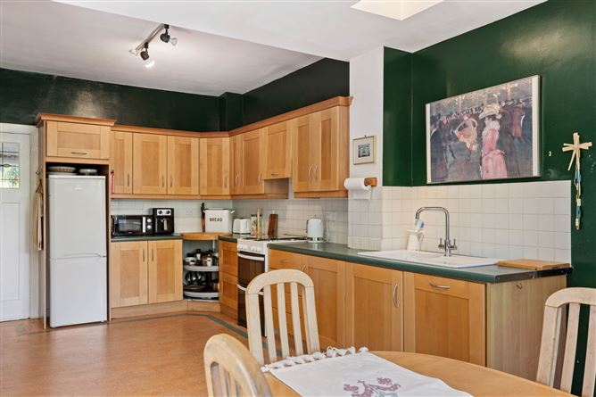 https://photos-a.propertyimages.ie/media/6/7/5/4999576/9cd550d1-60cc-43fb-9576-4cecf39d5e2f_l.jpg