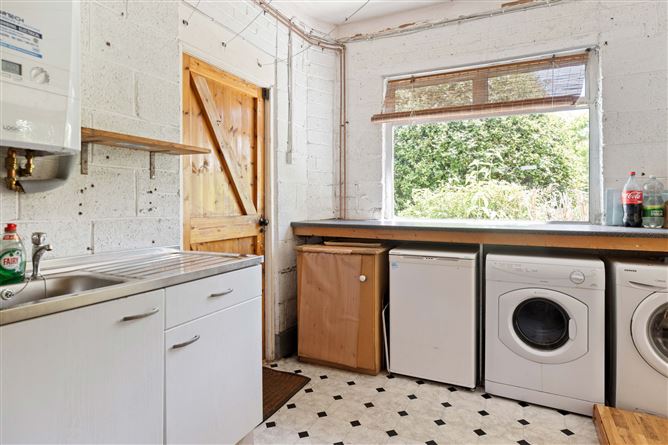 https://photos-a.propertyimages.ie/media/6/7/5/4999576/9cd550d1-60cc-43fb-9576-4cecf39d5e2f_l.jpg