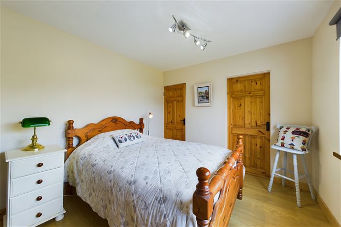 Hollybell Cottage, 6 Brooke Road, Passage East, Waterford