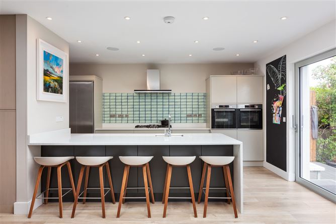 https://photos-a.propertyimages.ie/media/6/8/2/5009286/aa0e5157-fd94-4cc1-8f6b-8740626b3977_l.jpeg