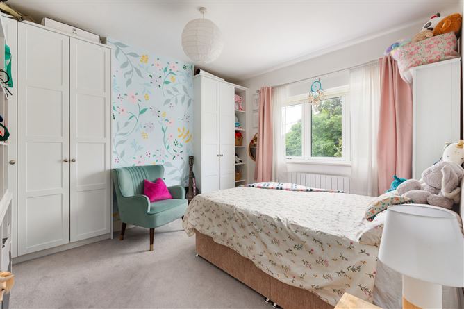 https://photos-a.propertyimages.ie/media/6/8/2/5009286/aa0e5157-fd94-4cc1-8f6b-8740626b3977_l.jpeg