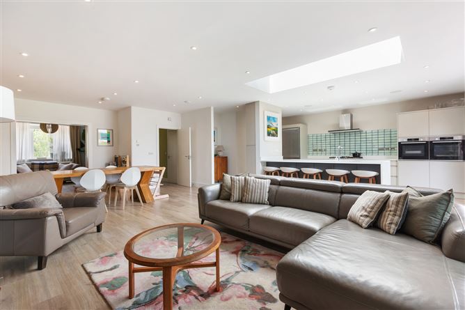 https://photos-a.propertyimages.ie/media/6/8/2/5009286/aa0e5157-fd94-4cc1-8f6b-8740626b3977_l.jpeg