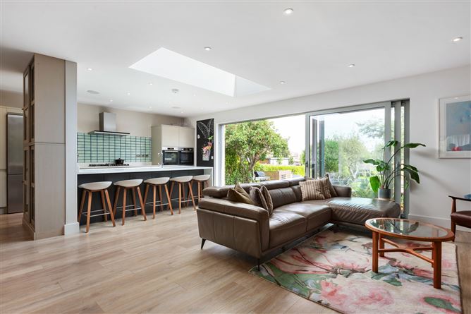 https://photos-a.propertyimages.ie/media/6/8/2/5009286/aa0e5157-fd94-4cc1-8f6b-8740626b3977_l.jpeg