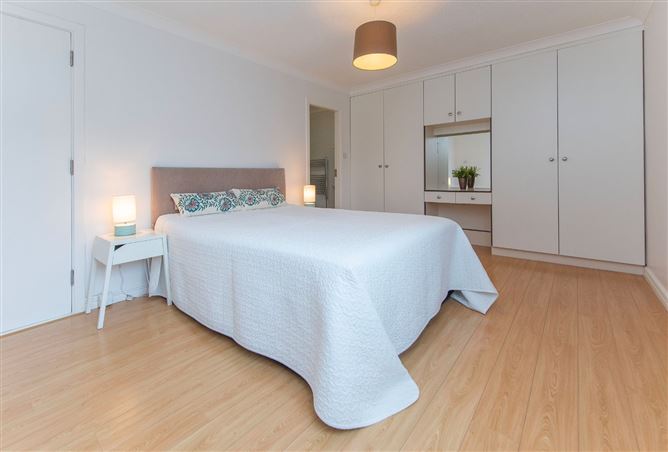 18 Rockbarton Court, Salthill, Galway