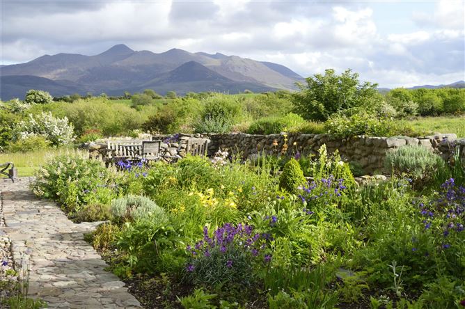 Robins Farm, Knocknaboolagh, Killorglin, Co. Kerry