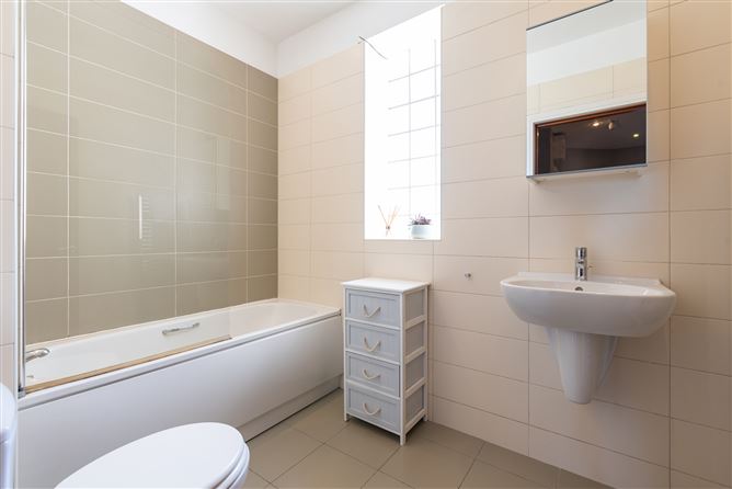 16 The Village, Stepaside, Dublin 18