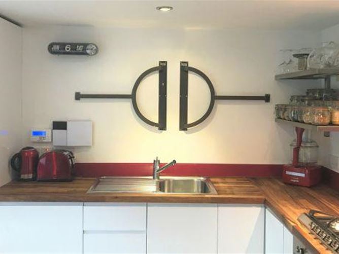https://photos-a.propertyimages.ie/media/6/8/9/4996986/c3a9efa4-b2e5-4831-97c3-089ebe305ed6_l.jpg