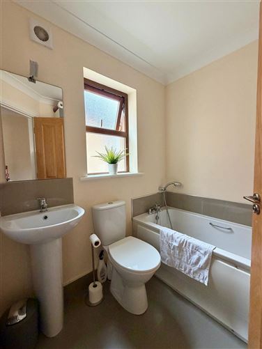 Photo 11 of 22 — 28 Cois Farraige, Blackrock, Louth