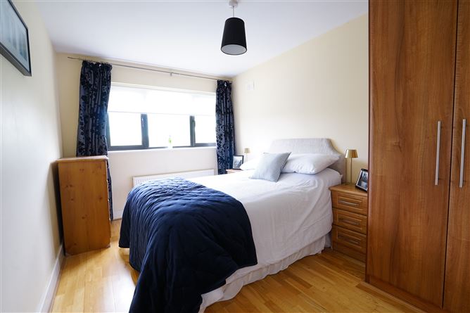 https://photos-a.propertyimages.ie/media/6/9/1/5001196/9f699a28-49d4-423c-97d0-b65107f1e212_l.jpg