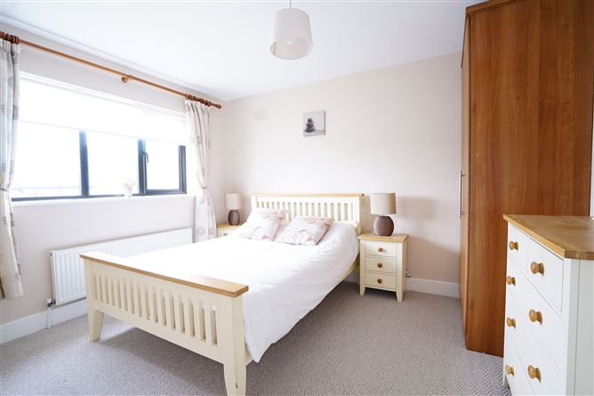 https://photos-a.propertyimages.ie/media/6/9/1/5001196/9f699a28-49d4-423c-97d0-b65107f1e212_l.jpg