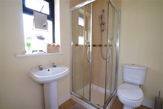 https://photos-a.propertyimages.ie/media/6/9/1/5001196/9f699a28-49d4-423c-97d0-b65107f1e212_l.jpg