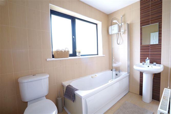 https://photos-a.propertyimages.ie/media/6/9/1/5001196/9f699a28-49d4-423c-97d0-b65107f1e212_l.jpg