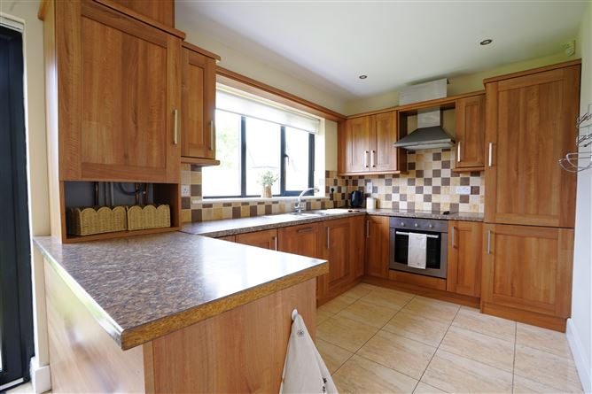 https://photos-a.propertyimages.ie/media/6/9/1/5001196/9f699a28-49d4-423c-97d0-b65107f1e212_l.jpg