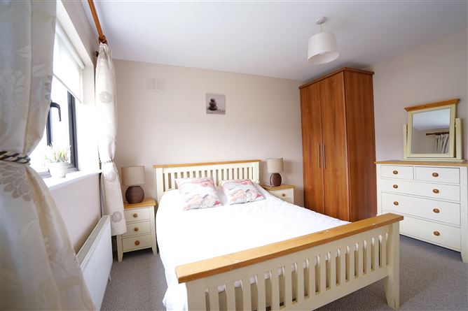https://photos-a.propertyimages.ie/media/6/9/1/5001196/9f699a28-49d4-423c-97d0-b65107f1e212_l.jpg
