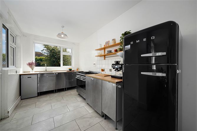 https://photos-a.propertyimages.ie/media/6/9/5/4931596/990ee8dd-6fc2-405f-beb8-19717263b0fe_l.jpg