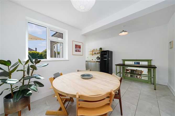 https://photos-a.propertyimages.ie/media/6/9/5/4931596/990ee8dd-6fc2-405f-beb8-19717263b0fe_l.jpg