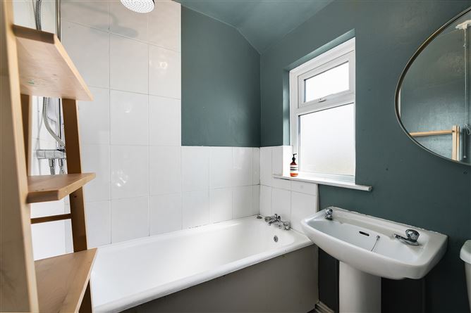 https://photos-a.propertyimages.ie/media/6/9/5/4931596/990ee8dd-6fc2-405f-beb8-19717263b0fe_l.jpg