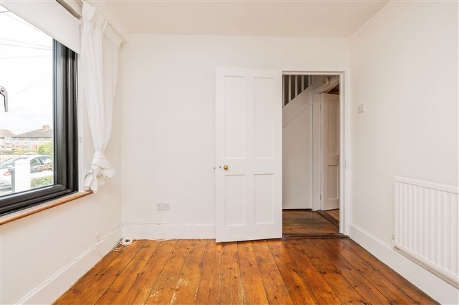 https://photos-a.propertyimages.ie/media/6/9/6/5003696/35dae8d3-c7c2-45ba-ba7b-23d7154cd861_l.jpg